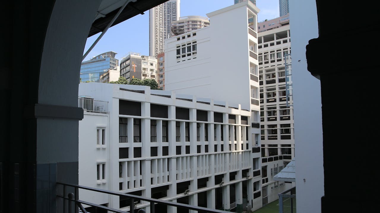 回望剛過去的半個月，看着公開試放榜、面對因政府早已公布的教育資源縮減藍圖而出現的收生新環境，都隱隱感受到香港學界將來會面對的困局。（Shutterstock）