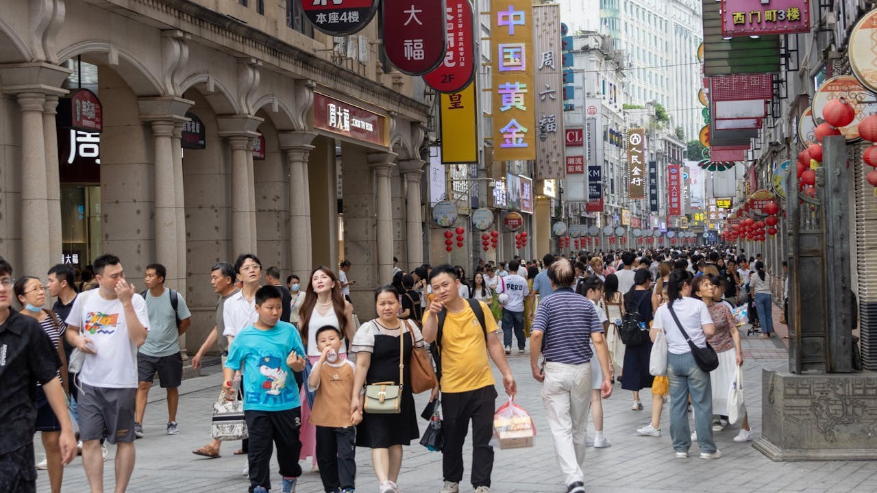 現今中國消費的確疲弱，佔GDP比重不到40%，比全球發展中國家的平均56%低很多。（Shutterstock）