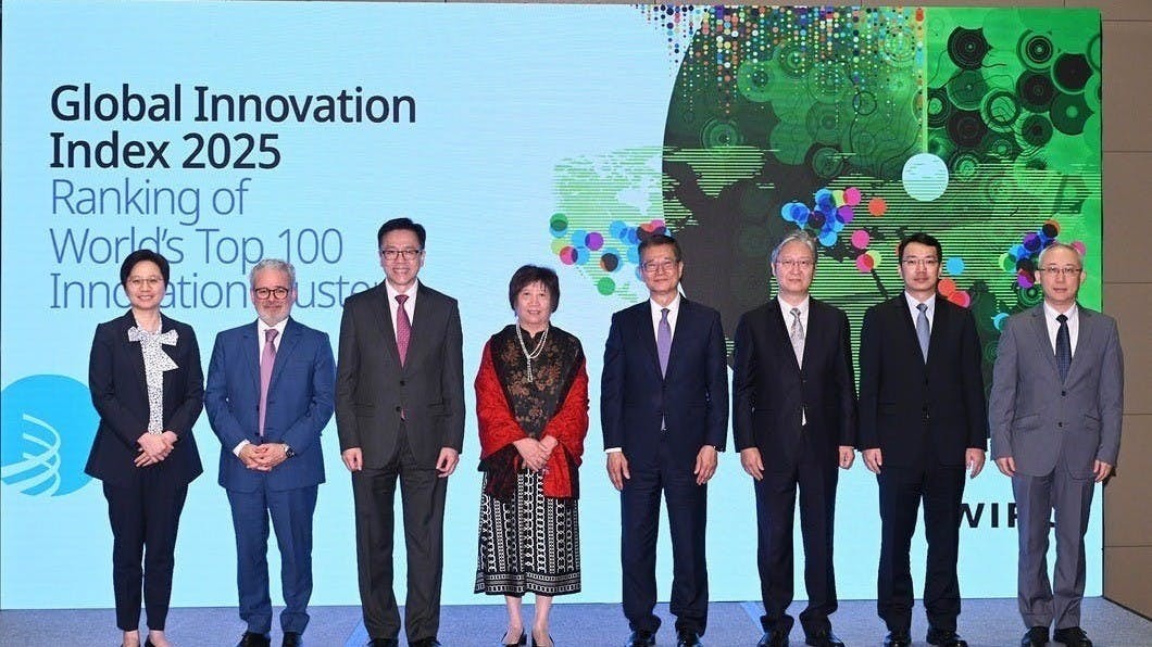 財政司司長陳茂波（右四）與世界知識產權組織副總幹事王彬穎（左四）、國家知識產權局副局長張志成（右三）和國務院港澳辦三局副局長王捷（右二）、外交部駐港特派員公署副特派員李永勝（右一）出席《2025年全球創新指數》百強創新集群晚宴。