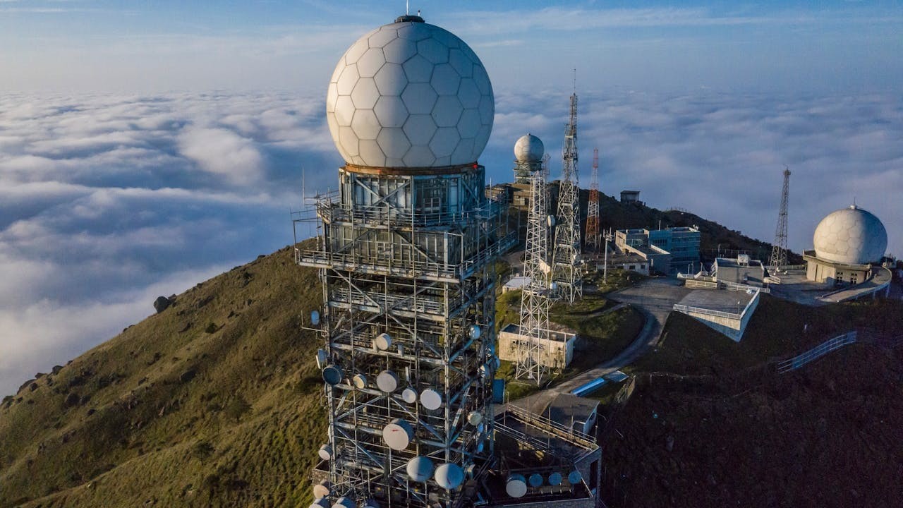 筆者翻查了香港幾次的歷史雨災的雨量分布，都發現暴雨中心與香港的地形（尤其大帽山、大嶼山及香港島）有密切關係。（Shutterstock）