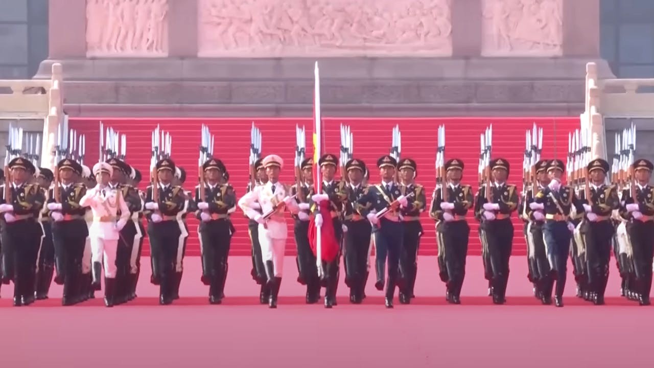 在北京炎熱的夏天，官兵們穿着厚重的受閱服，保持數小時紋絲不動的軍姿──這樣的堅持來源於集體榮譽內化為個人動力的結果。（央視重播截圖）