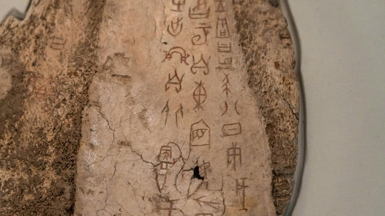 中國古代殷商時期刻在龜甲上的甲骨文。（Shutterstock）