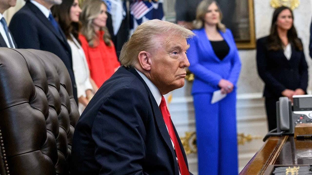 對中國,特朗普想來想去也想不到有效對策,只能又再掄起再無多少作用的關稅大棒,揚言要再加中國100%的關稅。(白宮Flickr)