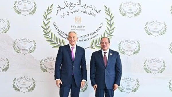 上周埃及主辦沙姆沙伊赫峰會時,作為東道主的埃及總統塞西(右)一見到貝理雅(左),便熱情握手又擁抱。(埃及政府網)