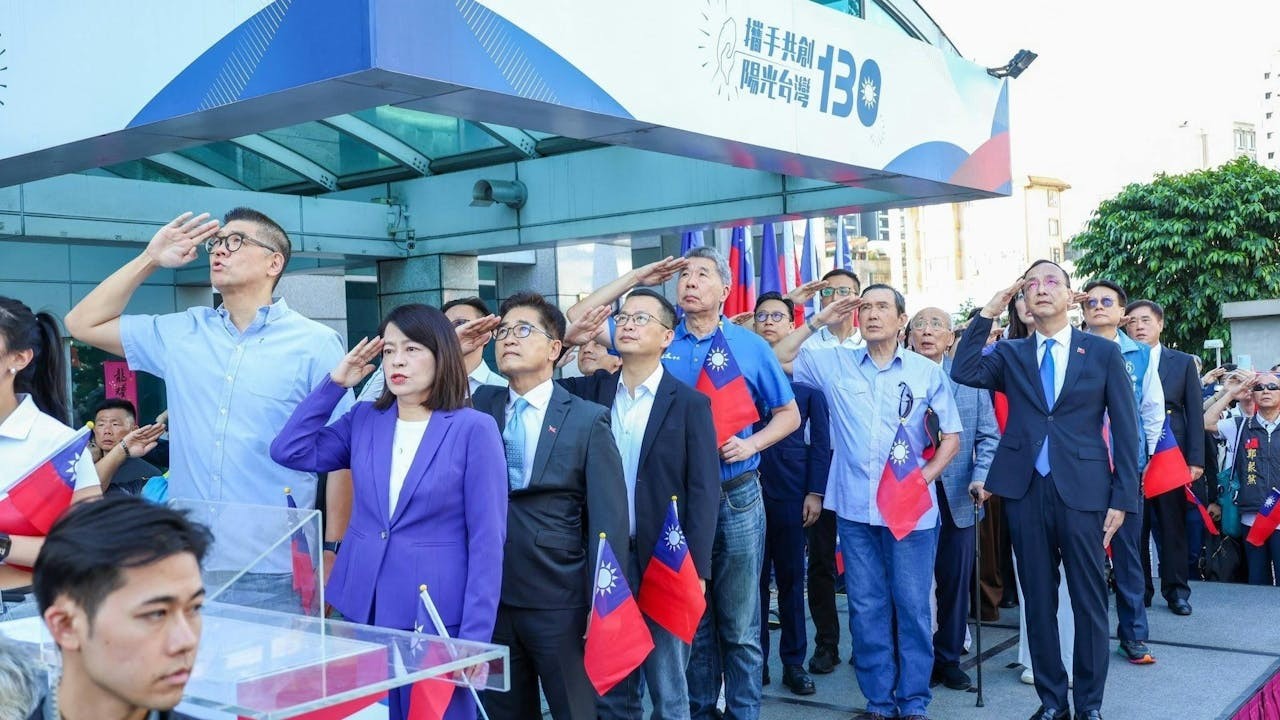 國民黨舉行升旗活動慶祝雙十節，吳伯雄、馬英九、朱立倫、連勝文和六位黨主席候選人張亞中、蔡志弘、羅智強、郝龍斌、鄭麗文、卓伯源等人出席。（國民黨Facebook）
