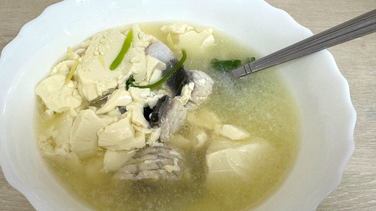 一道白鱔豆腐薑蔥芫荽湯,承載着家庭的溫暖記憶。(作者提供)
