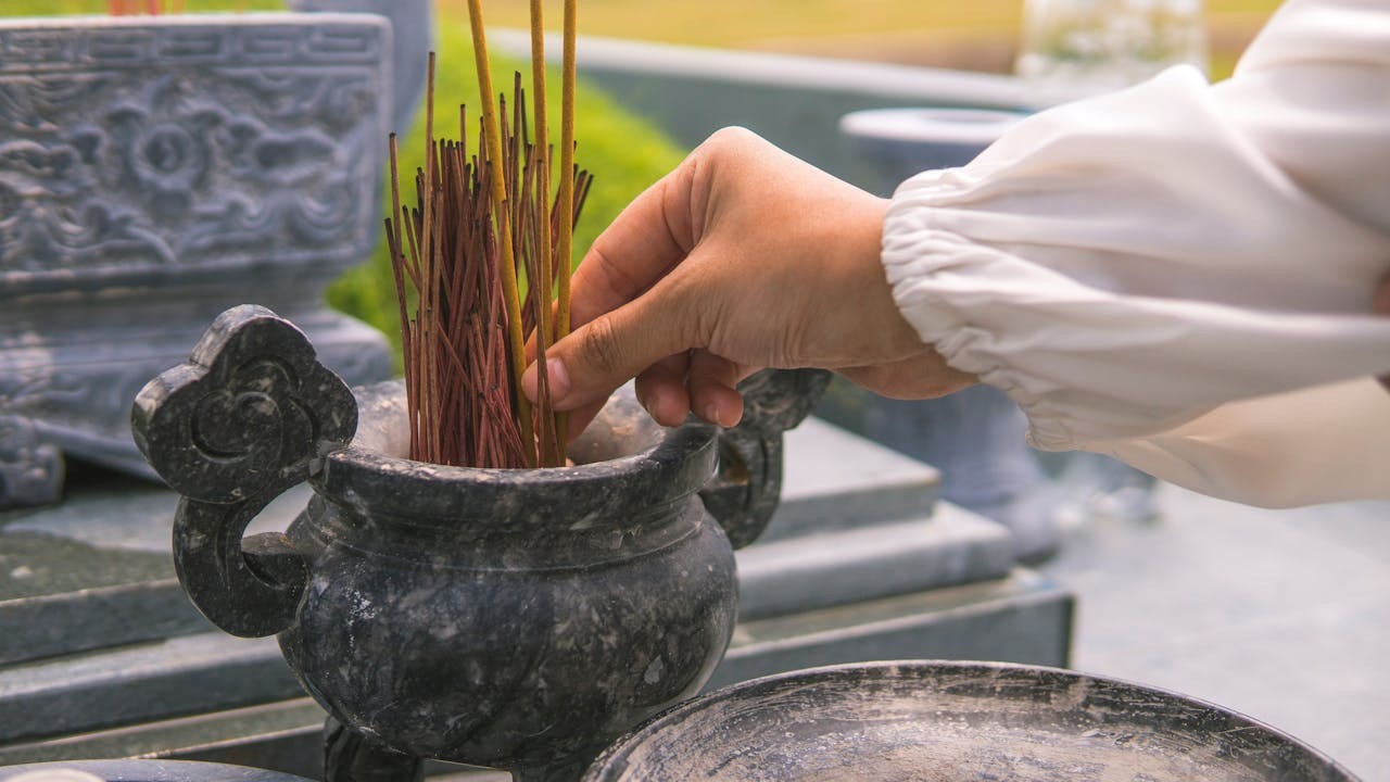 在道家傳統裏，重陽與北斗有關。人們靜心、祈福、點燈、敬香、登高、祭祖，或為家人安康，或為內心清寧，向北斗許下美好願望。（Shutterstock）