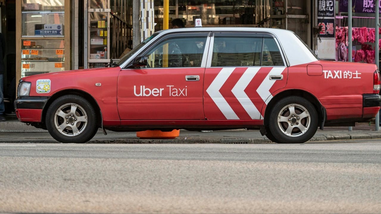 自從有了網約車的競爭，衝擊出租車行業的壟斷局面，促使備受詬病的出租車行業提升服務。（Shutterstock）