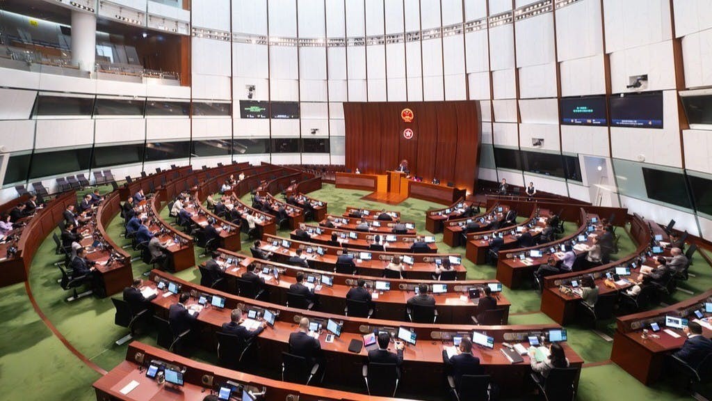 新人上位後,同樣需要助理,舊人的助理正好大派用場。這也是新常態下的另類新常態。(立法會網)