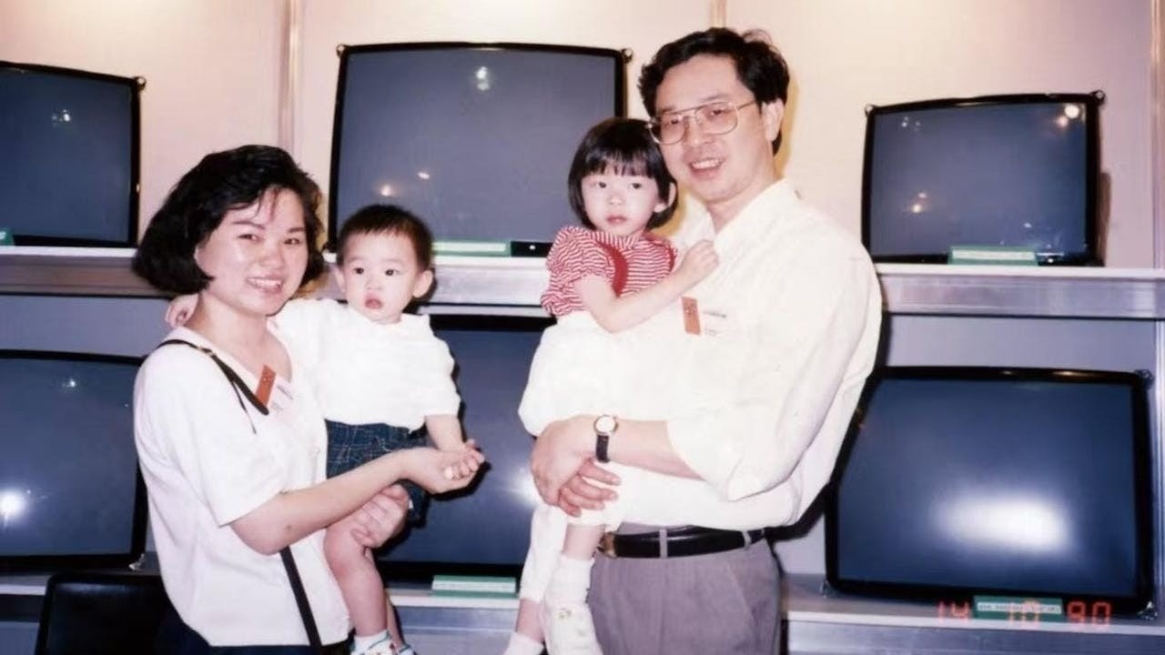 1990年參加會展的香港電子展會，展銷代理的歐美產的RCA-Thomson彩管，一家四口留影。