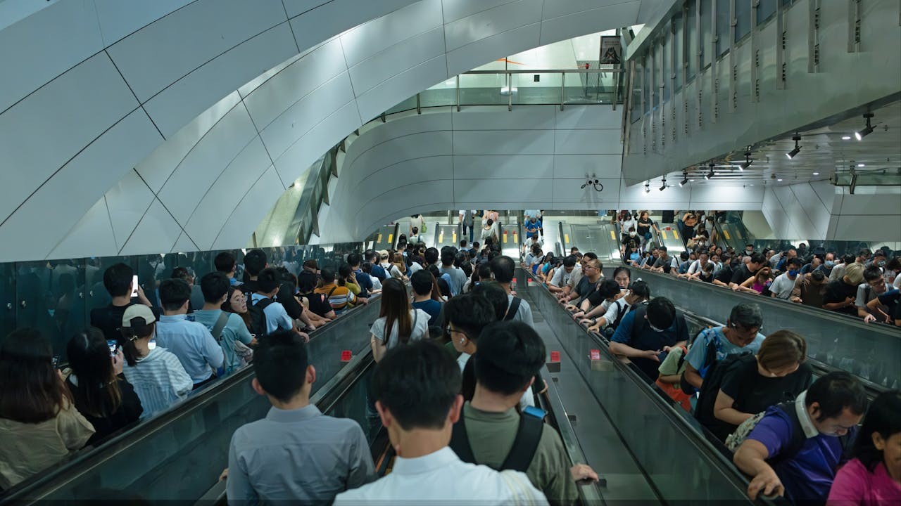 未來本港人口數目及結構愈來愈難預測,政府需頻密檢視人口變化,也要頻密修訂社會經濟規劃。(Shutterstock)