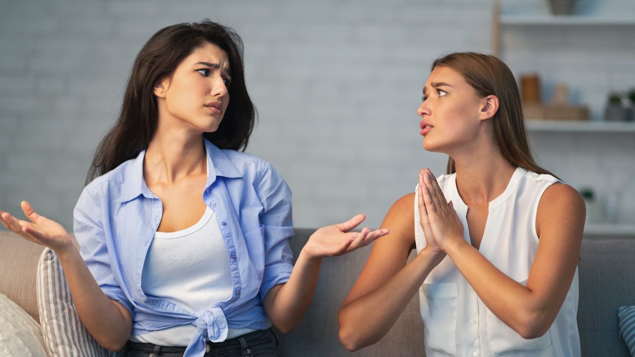 如果某些人說的話或行為讓妳微微感到不快,妳不需要反問自己「是不是我太敏感」,妳只需要認為「是對方說話沒有深思熟慮,讓我不開心」即可。(Shutterstock)