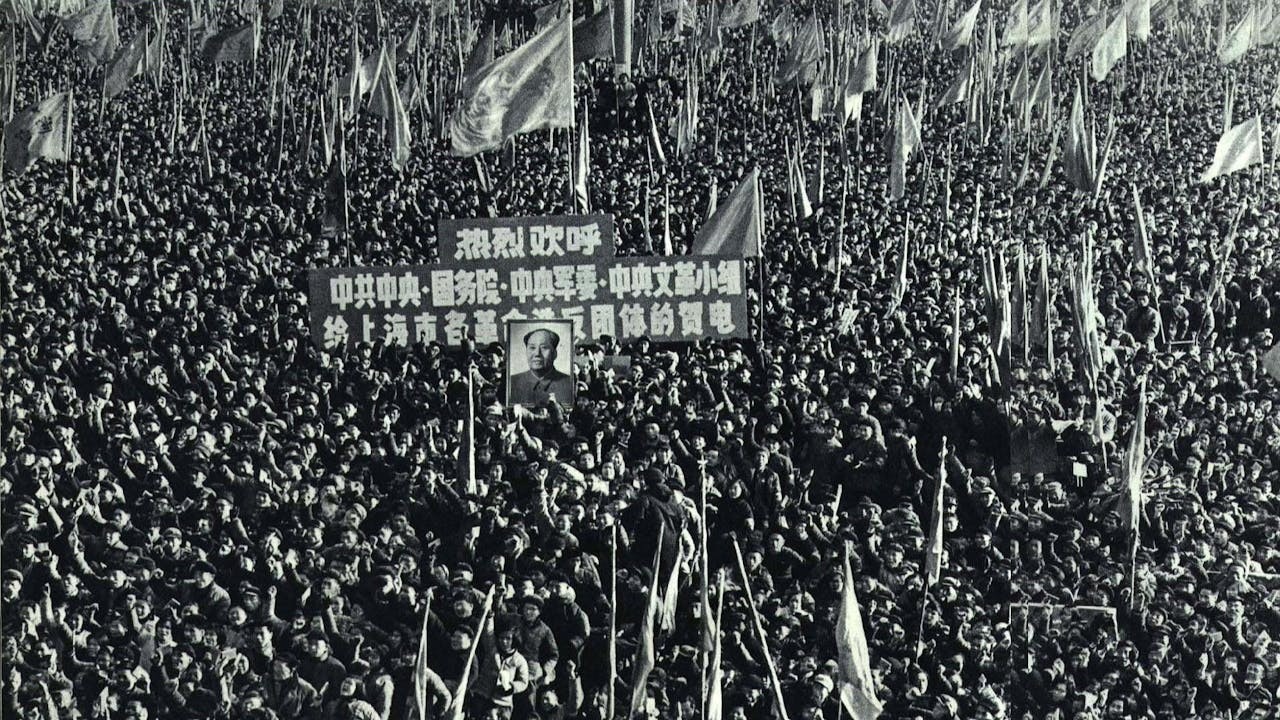 文革和反英抗暴造成的客觀環境，令培僑無法專注教學工作，但學生成績和家長意見都已亮起紅燈，不改革不行。（Wikimedia Commons）