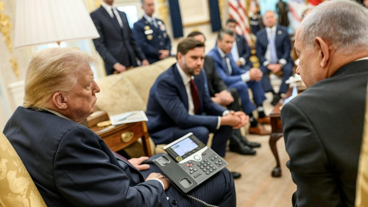 9月29日，美國總統特朗普與以色列總理內塔尼亞胡、卡塔爾首相穆罕默德舉行三方通話，討論美國為加沙制定的和平計劃。（白宮）