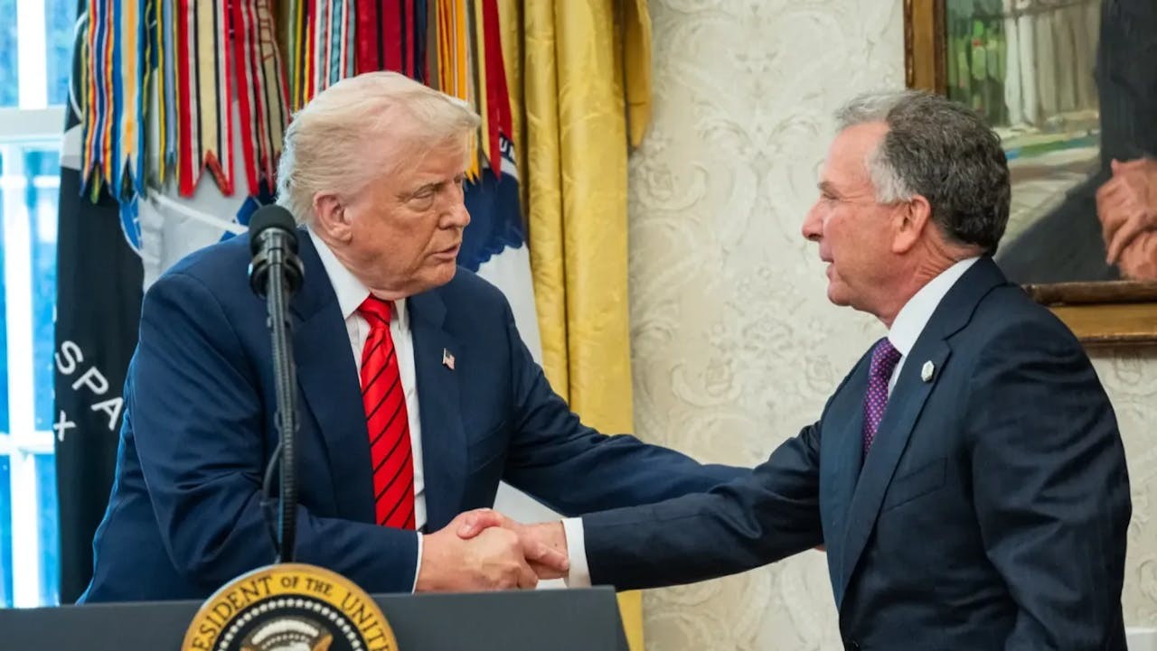 威特科夫(右)開始擔任中東外交官這新職位時,威特科夫集團不僅持續與海灣阿拉伯國家的投資者簽署重大交易,而且威特科夫甚至尚未完全從該公司全退。(白宮圖片)