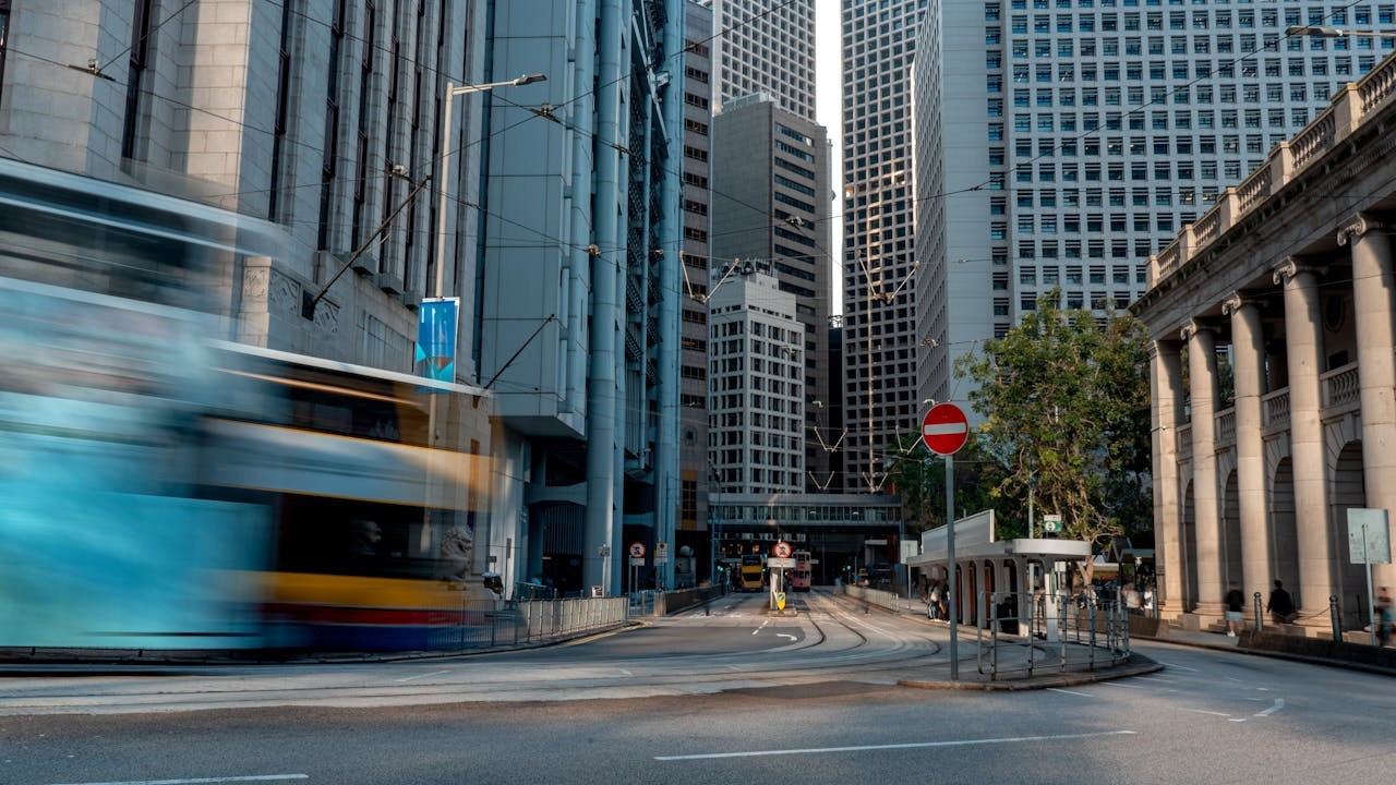 香港股市近年雖有回暖跡象,但中小證券行的經營情況並未顯著改善。(Shutterstock)