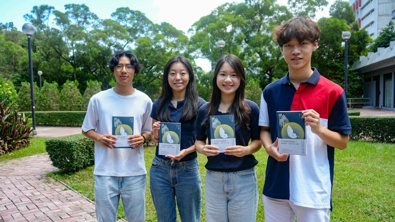 《逆光而行──香港年輕癌症患者的身影》四位作者劉璟龍(右一)、何國熙(左一)、翁琳(左二)、曾晞榣(右二),都是香港中文大學的醫學生。
