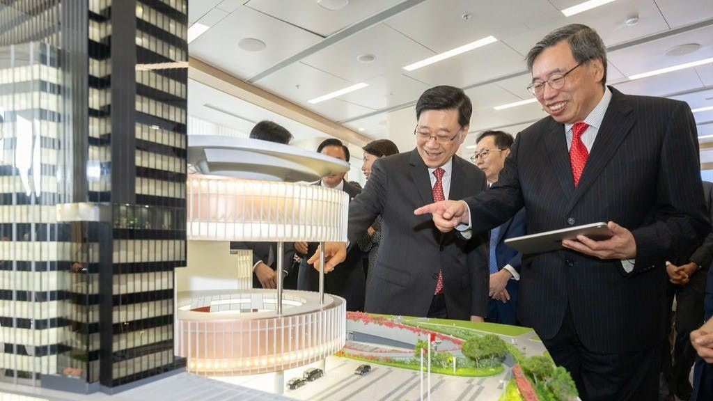 行政長官李家超(左)表示,深信第八屆立法會必將凝聚現有良好態勢,進一步展現行政主導同愛國者治港原則相適應下的良政善治。(立法會)