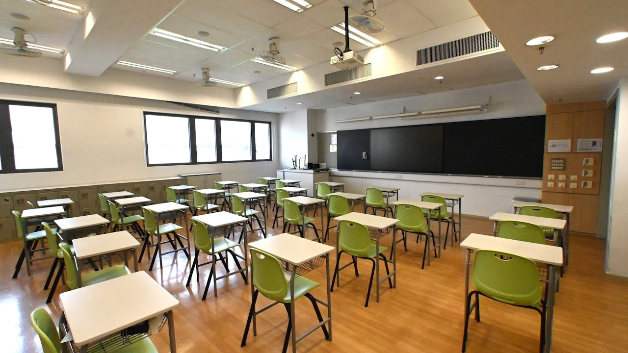 中小學是價值觀形成的關鍵階段，吸納海外學生對於培養人才很重要。（灼見名家資料圖片）