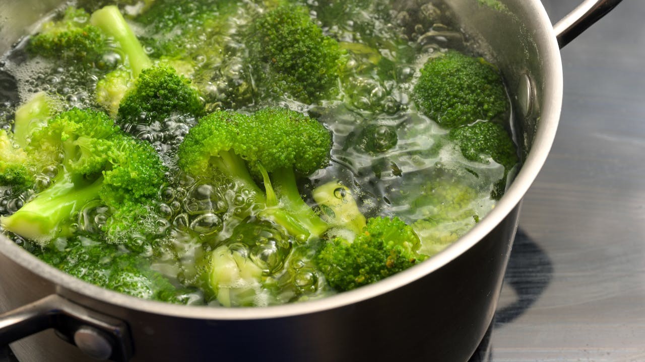 做得好的汆菜／白灼，要講究材料下鍋時用不同的水溫。（Shutterstock）