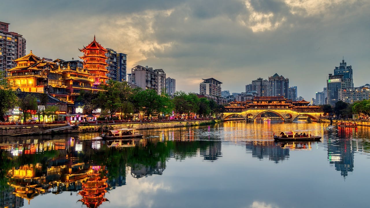 據高德掃街榜的「長假美食吸引力城市榜TOP10」中，成都成功壓住重慶成為榜首。（Shutterstock）