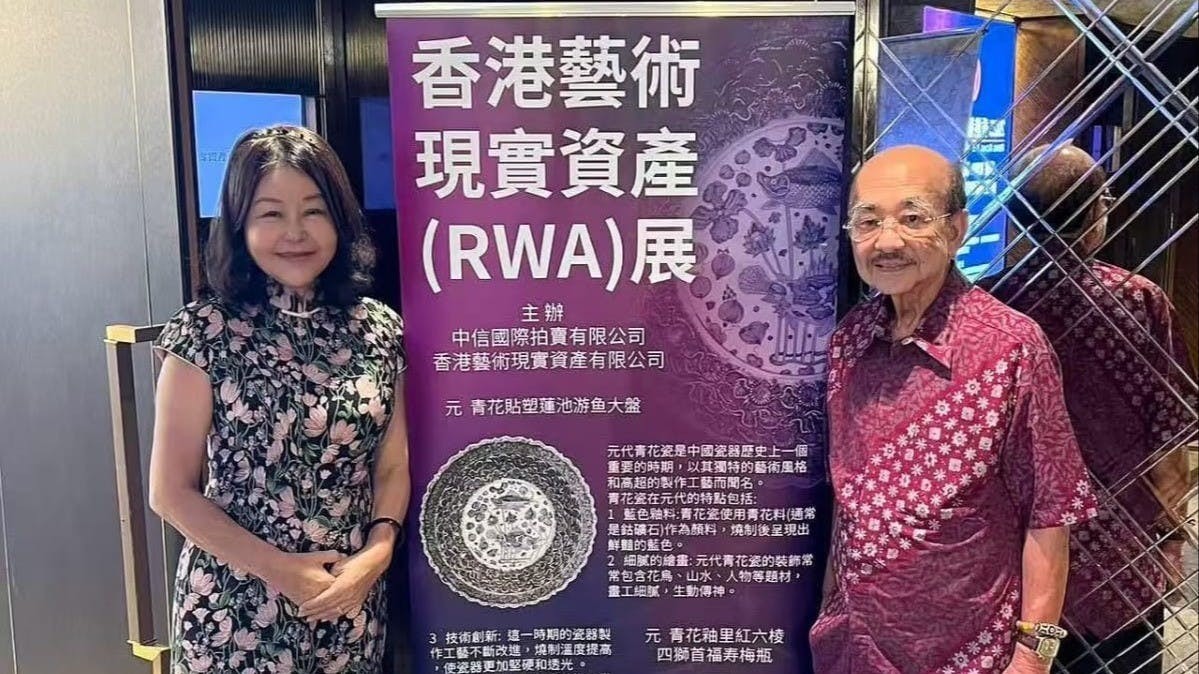 世界華文作家協會兼亞洲華文作家協會前總會長莊延波（右）到港出席藝術珍品拍賣會，並攜兩樣稀世珍寶參展。