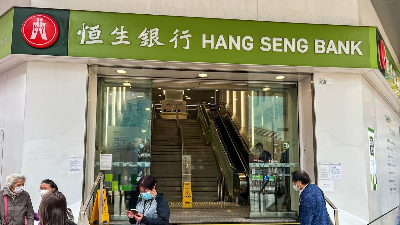 儘管滙控公開否認私有化與銀行信貸有關,我始終覺得這單「刁」是兩家贏一家輸。(Shutterstock)