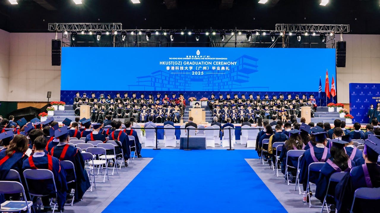 港科大(廣州)統計顯示,截至10月畢業典禮,約一半畢業生步入職場,約4成畢業生選擇繼續深造。