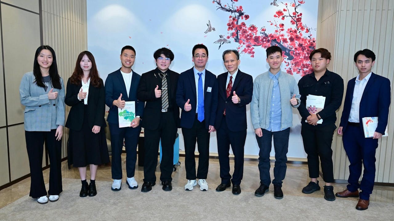 朱秋國博士(中)、灼見名家社長文灼非(右四)與來自多間大學的學生合影。