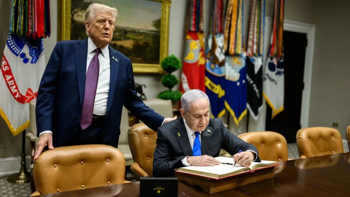 特朗普（左）只是讀稿的人，他主要的軍師是其猶太女婿庫許納和首席談判代表維特科夫，當然也包括戰爭罪犯內塔尼亞胡（右）。（白宮圖片）