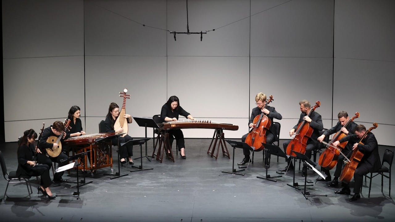 伍卓賢的《遠山》由大提琴四重奏開始，一一加入中樂，後二胡拉奏悅耳的旋律，第一大提琴和應，標誌中西和諧對話。