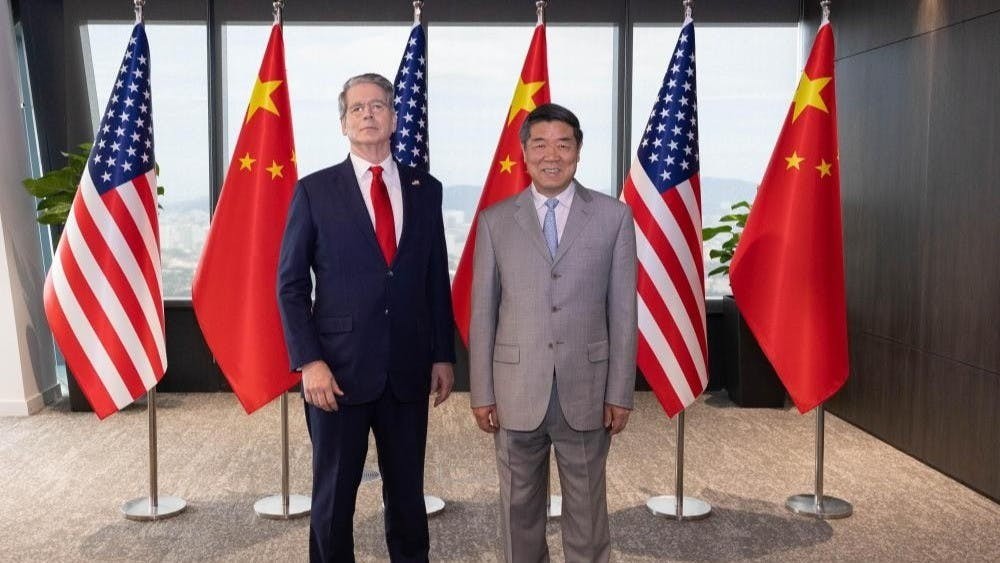 貝森特(左)在中美貿易談判結束後表示,美中兩國官員在川習會前建立起「非常正面的架構」;何立峰(右)則稱,中美進一步積累互信、管控分歧,拓展互利合作。(新華社圖片)