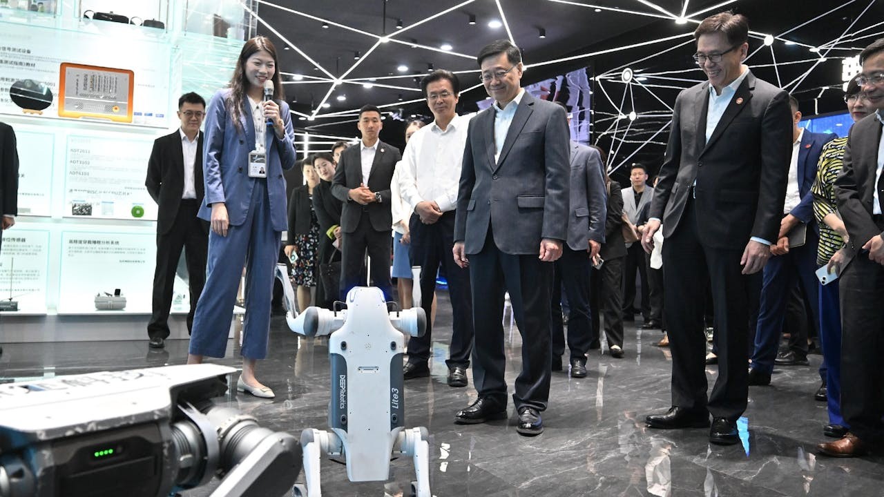 今年4月，特首（中）已親自領軍杭州行，跟AI高科技「杭州六小龍」取經。（香港政府網）