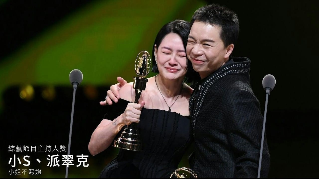 喪親的徐熙娣重現舞台,身上掛有黑色的寶石。(金鐘獎Facebook)