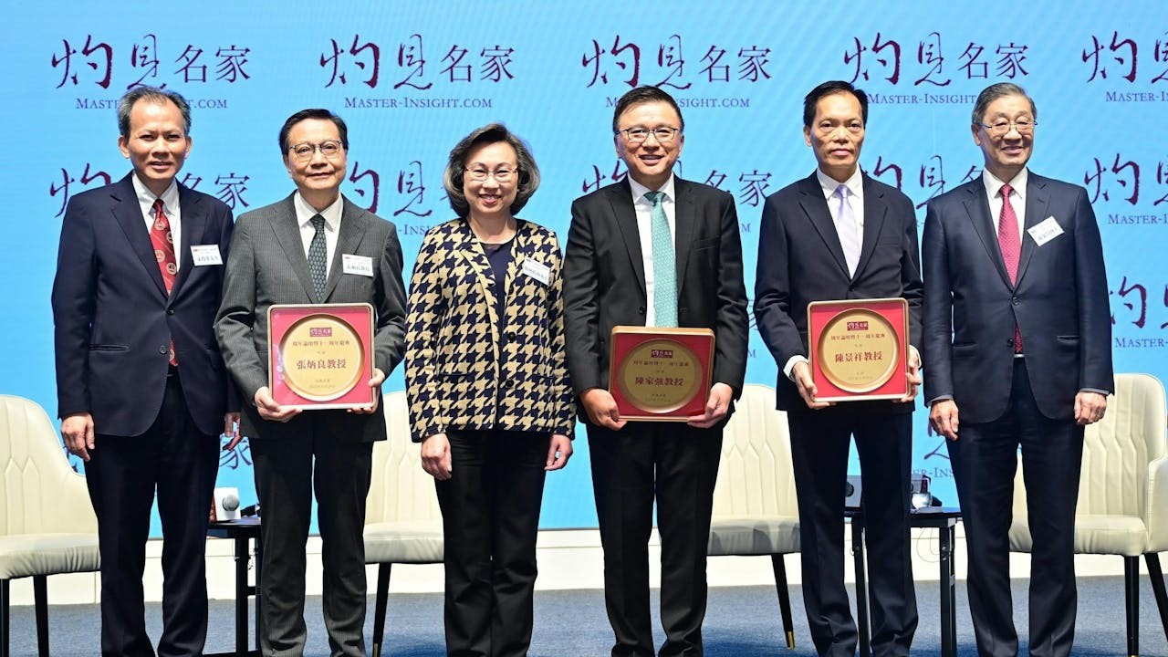 灼見名家傳媒董事局主席潘燊昌博士(右)、文灼非社長(左)致送紀念品予主講嘉賓楊何蓓茵(左三)、張炳良(左二)、陳家強(右三)和主持陳景祥(右二)。