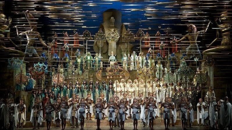 舞台設計極據古埃及色彩，恢宏雄偉。