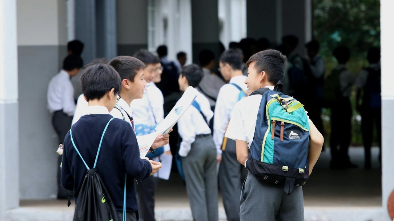 作者認為港府應制定AI教育發展藍圖,將AI素養納入基礎教育核心目標。(灼見名家圖片)