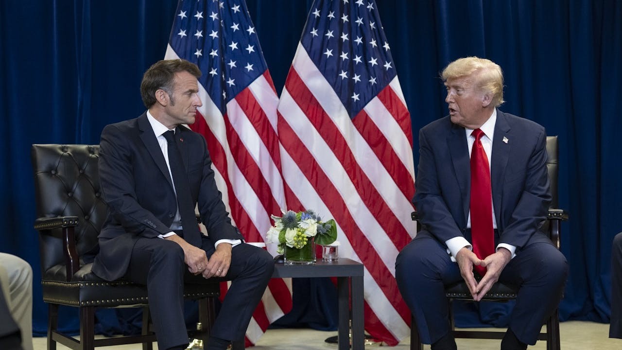 特朗普極有可能憑藉歐洲極右政黨,間接地主導及影響歐洲的政治走向。即便馬克龍(左)得以完成2027年任期,但若然其權力被架空,法國而至整個歐洲的政策自主性便會名存實亡。(白宮Flickr)