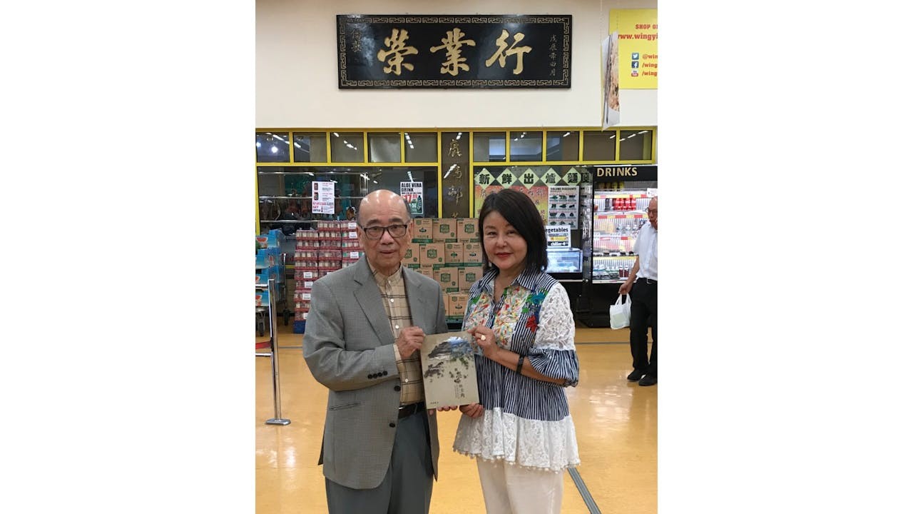 2019年作者在倫敦將作品《被忽略的主角》贈予葉煥榮(左)。(作者提供)