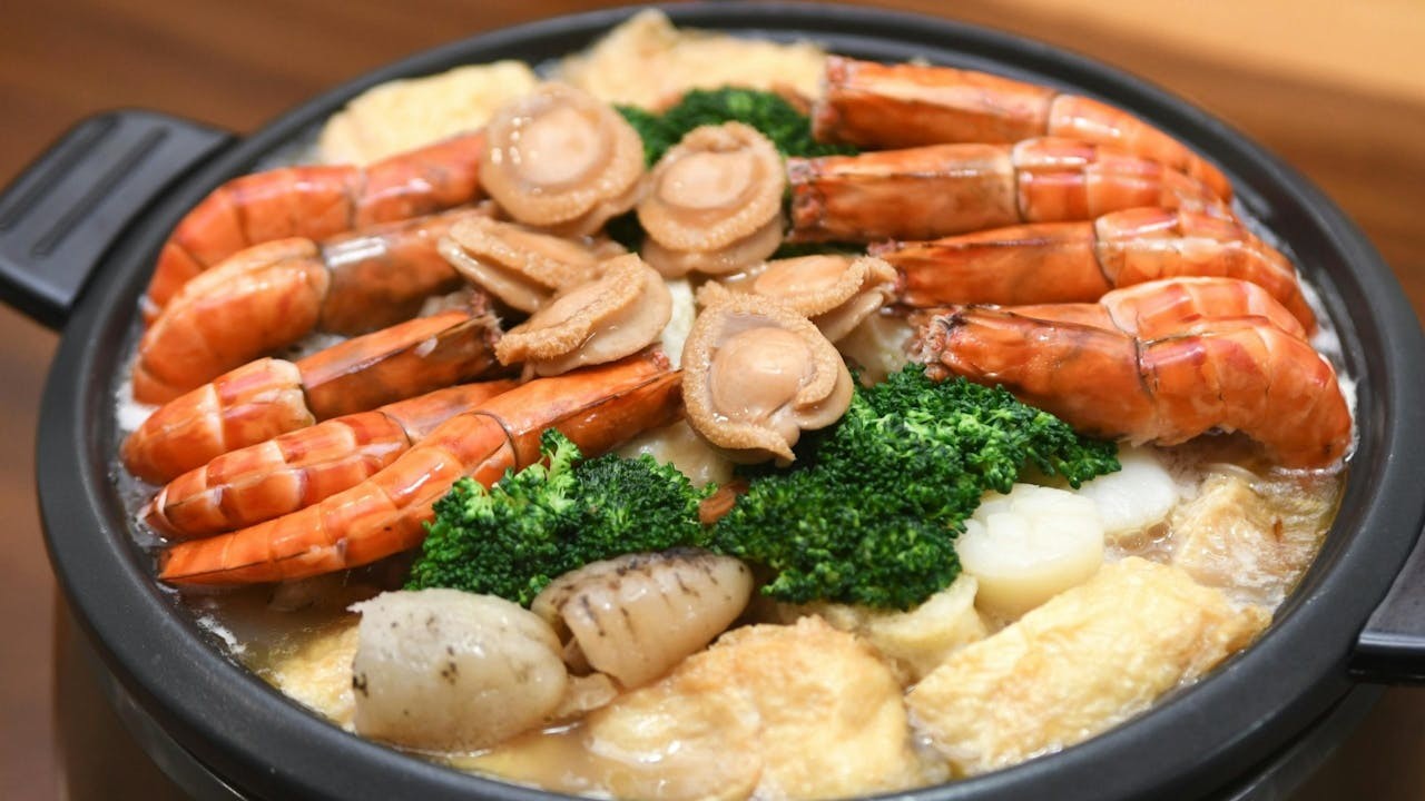 2000年開始,氣氛熱鬧價錢大眾化的盆菜文化在香港廣為普及,外賣盆菜成為冬至和團年在家團聚的一個簡單快捷的選擇。(Shutterstock)