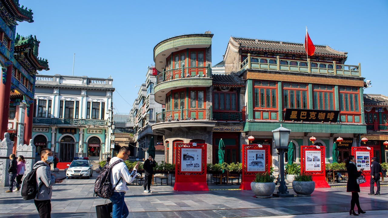 美國對付中國還是以軟實力為重，熱戰威脅只是幌子，真正的戰鬥在腦袋，在價值觀念。（Shutterstock）