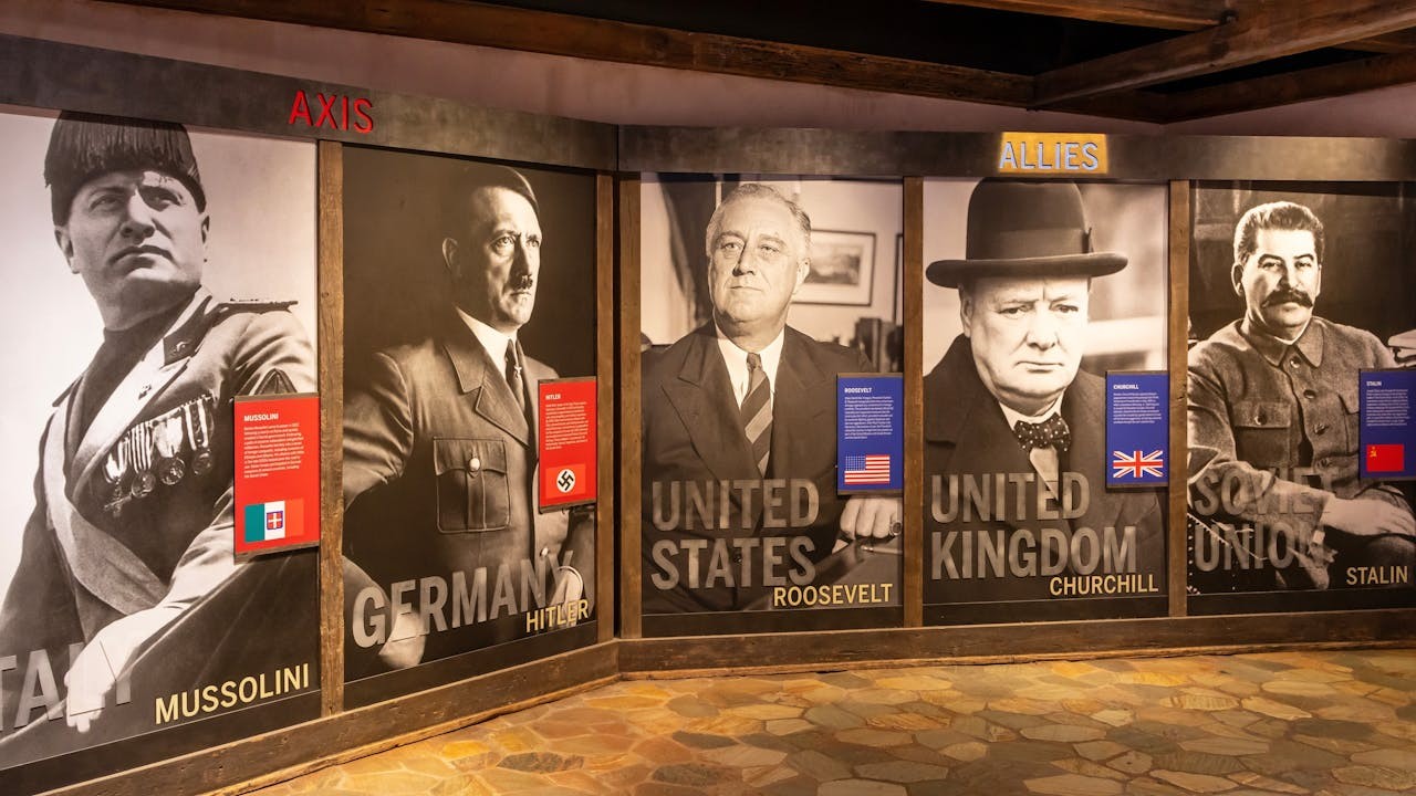 美國國家二戰博物館展示的二戰各國的領導人照片。（Shutterstock）
