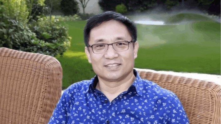 周伯林穩健紮實的傳統功力,擅長寫意花卉有關筆法設色。(百度百科)