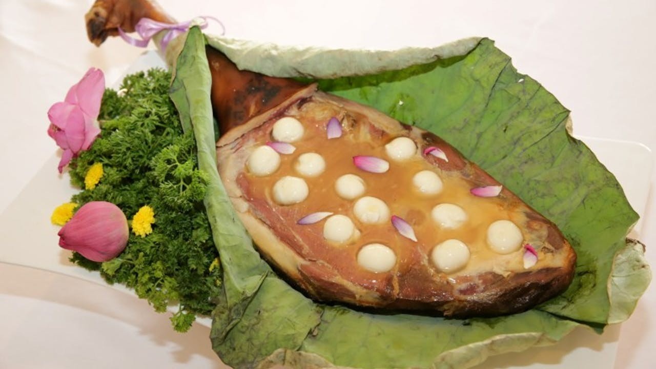 「二十四橋明月夜」的做法相當奇特。然而金庸寫「火腿卻棄去不食」，沒有寫火腿要一併上碟。（中華廚藝學院）