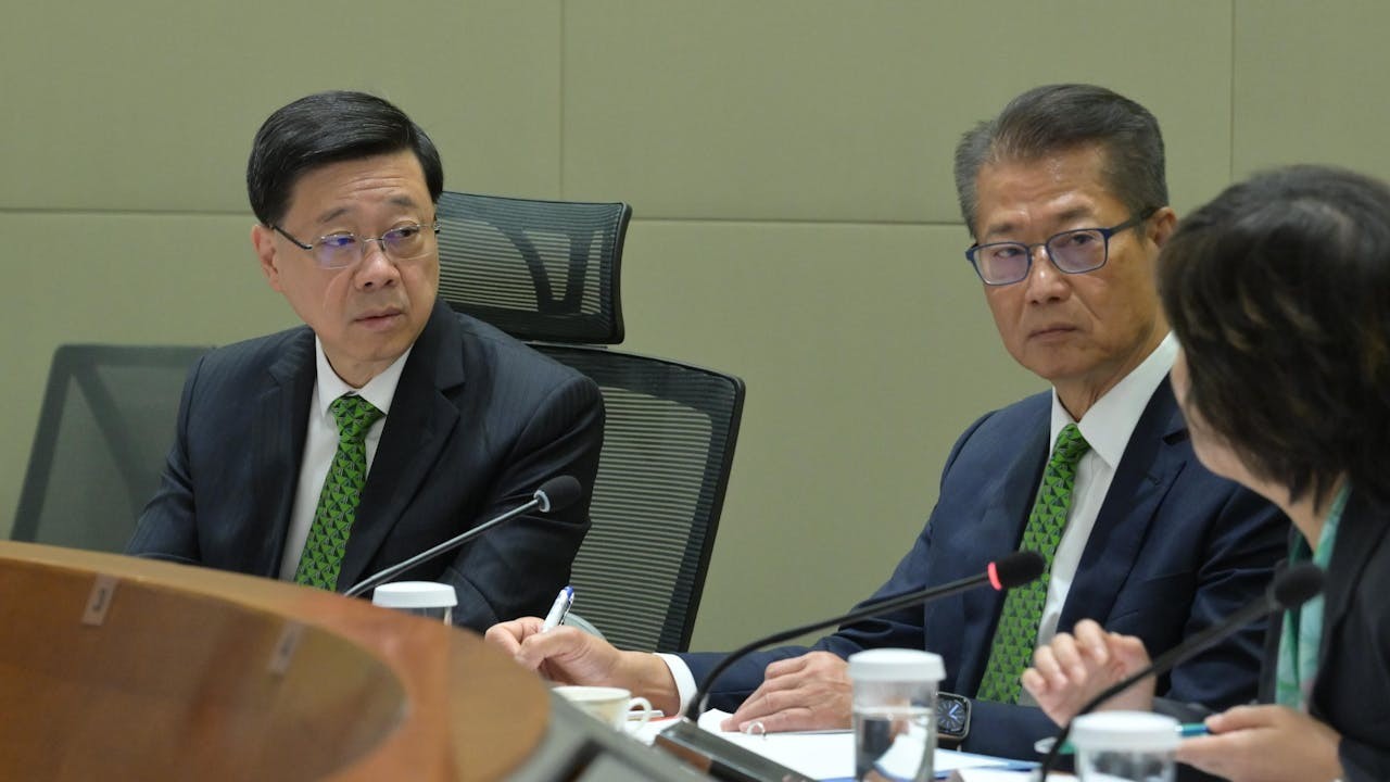 為加快北都發展,李家超(左)成立由他領導的北都發展委員會,制訂北都各發展區的營運模式。(政府新聞網)