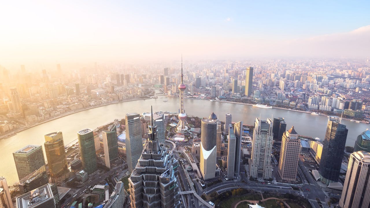 中國應對美國最好的方法便是自強不息，繼續投資在科技、教育，以經濟持續高速發展為目標。（Shutterstock）