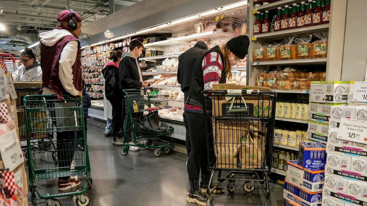 耶魯大學研究指出，2025年美國全面關稅政策短期內可能推高物價約2.3%。（Shutterstock）