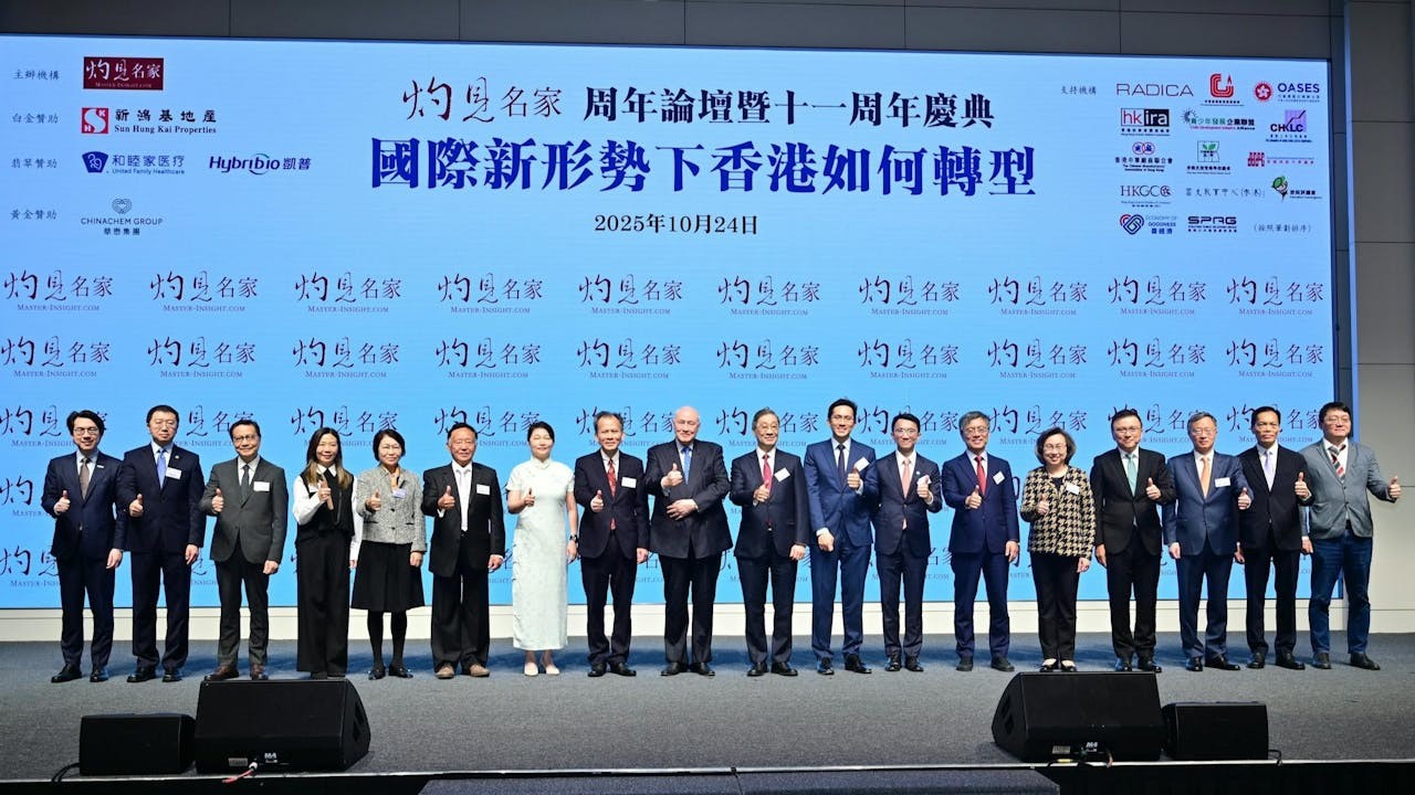 慶典主禮嘉賓:灼見名家傳媒主席潘燊昌(右九)、社長文灼非(左八)及營運總監黃小華(左七)、資深大律師梁定邦(左九)、香港科技大學校董會主席沈向洋(右六)、公務員事務局局長楊何蓓茵(右五)、香港上市公司商會主席陳家強(右四)、京東集團副總裁沈建光(右三)、香港教育大學公共行政學講座教授及顧問張炳良(左三)、文遠知行創始人兼行政總裁韓旭(左二)、DATAXYZ Hong Kong 公司聯合創始人單光存(右一)、凱普生物科技董事長管喬中(左六)及總裁王建瑜(左五)、新鴻基地產執行董事郭基泓(右八)、新風天域執行董事蕭毅晃(右七)、華懋集團企業傳訊總監胡秀汶(左四)、引進重點企業辦公室副主任蔣學禮(左一)、陳景祥(右二)。