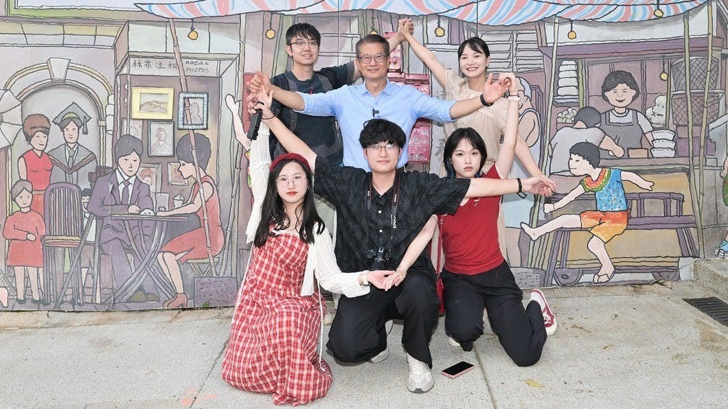 陳茂波（中）趁黃金周到訪中上環一帶，體驗受市民和遊客歡迎的熱門城市行路線。