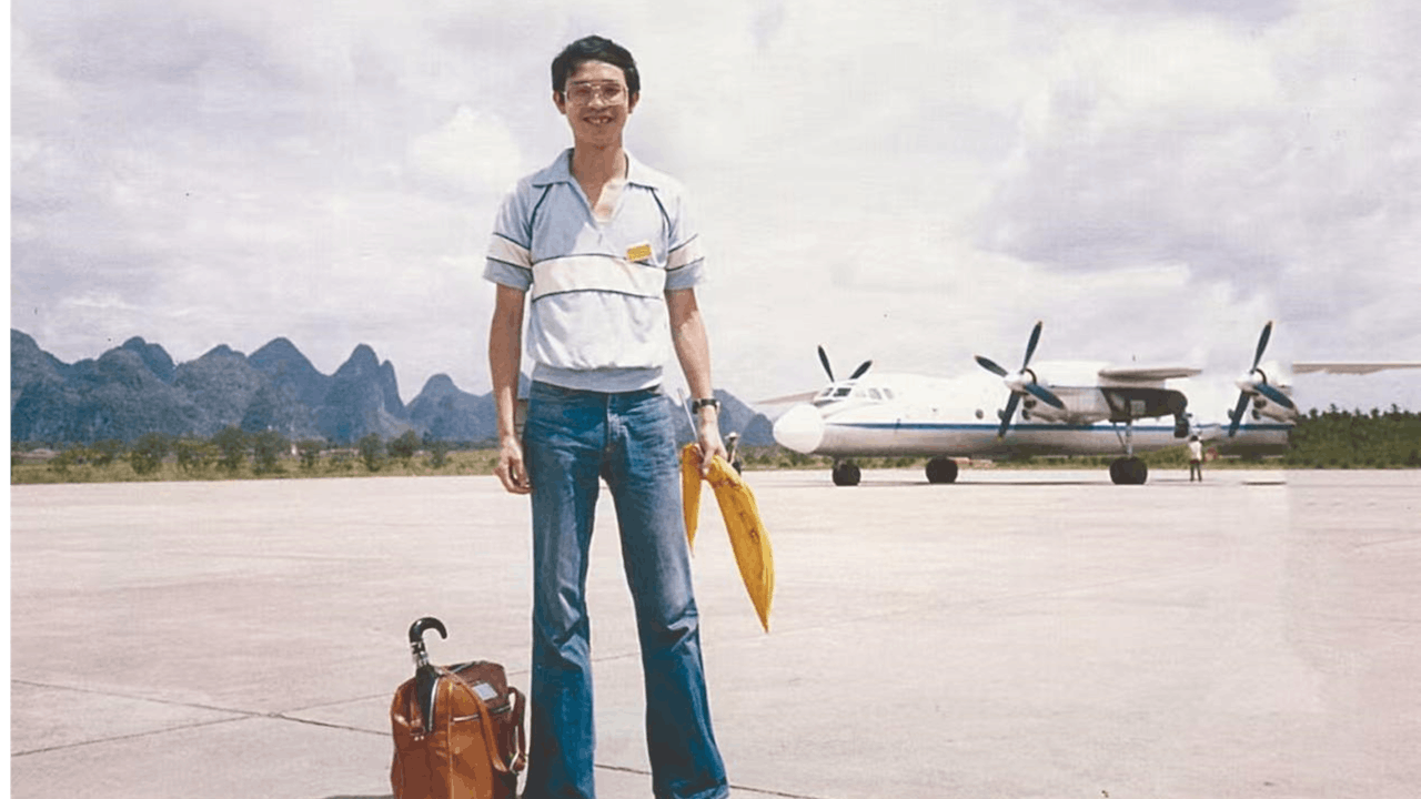 創辦時代電腦、任職工聯會轄下華南旅行社董事的阿咩，1980年代攝於桂林機場。